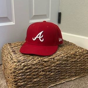 Mens Atlanta Braves New Era Fitted 7 1/8th, Used Amazing Condition.